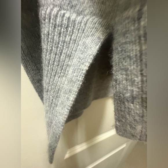 Tahari Light Gray cashmere like new V-Neck split tail Sweater XL - Picture 3 of 4